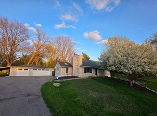 1051 Swan Ln, Fenton, MI 48430