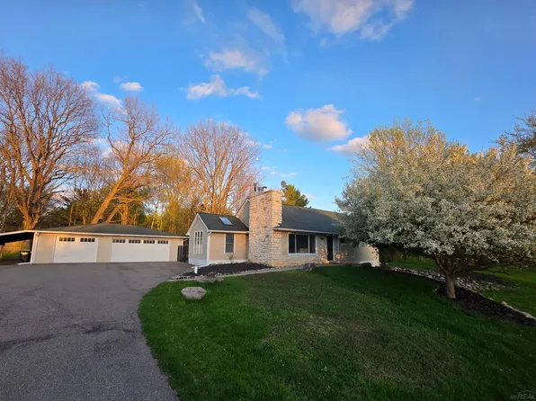 1051 Swan Ln, Fenton, MI 48430
