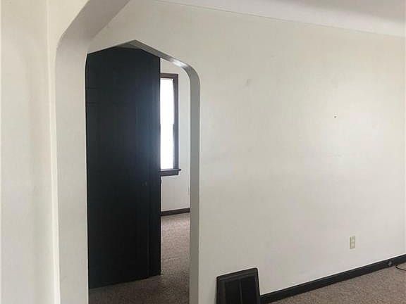 4th image of 908 S Wheeling St