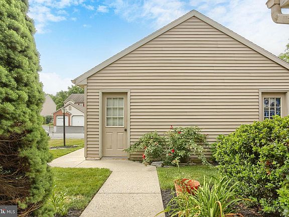 5th image of 144 Spruce Ct #U-0004