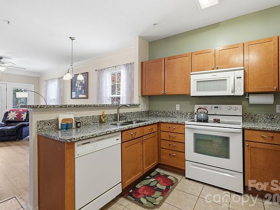 3rd image of 528 Appeldoorn Cir