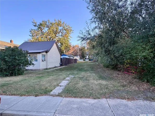 239 Iroquois STREET W, Moose Jaw, SK S6H 5A8