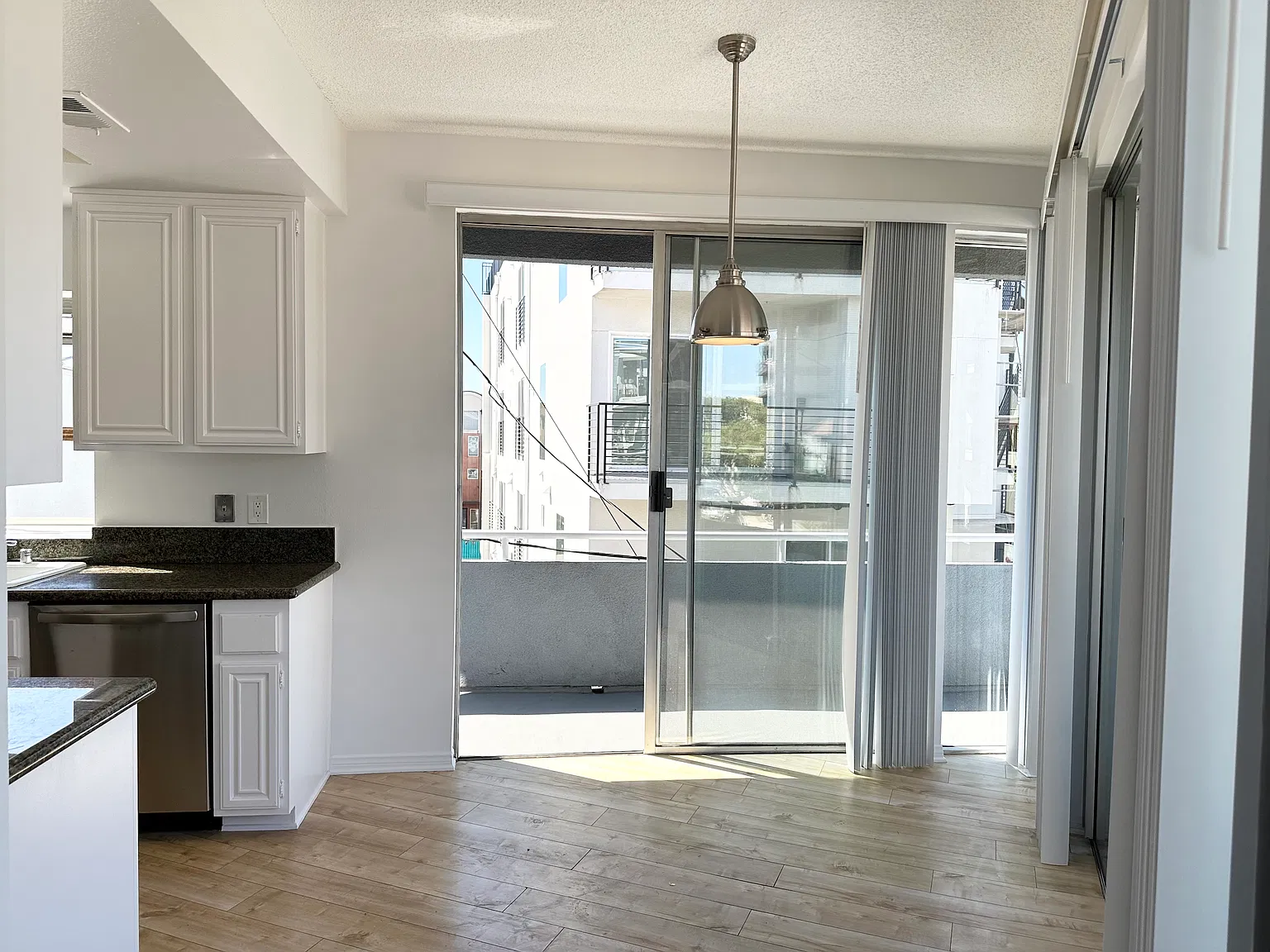 2 bed, 950 sqft, $3,695 — Photo 3