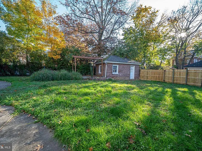 709 E 20th St — Photo 56