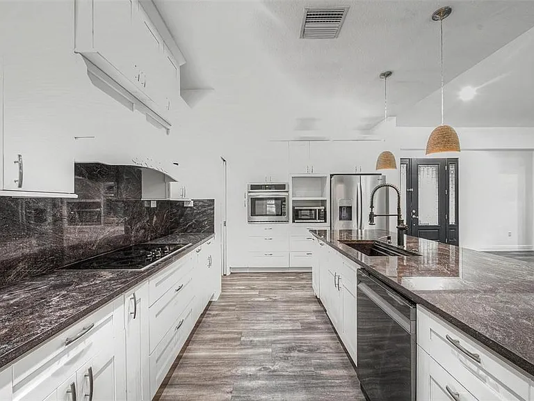 606 Royal Crest Dr — Photo 9