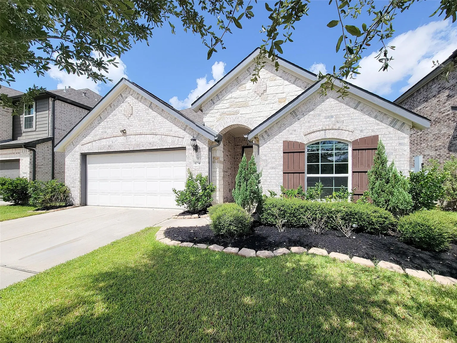4 bed, 3.0 bath, 2215 sqft, $2,400 — Photo 3