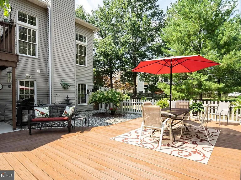 100 Endsleigh Ct — Photo 16