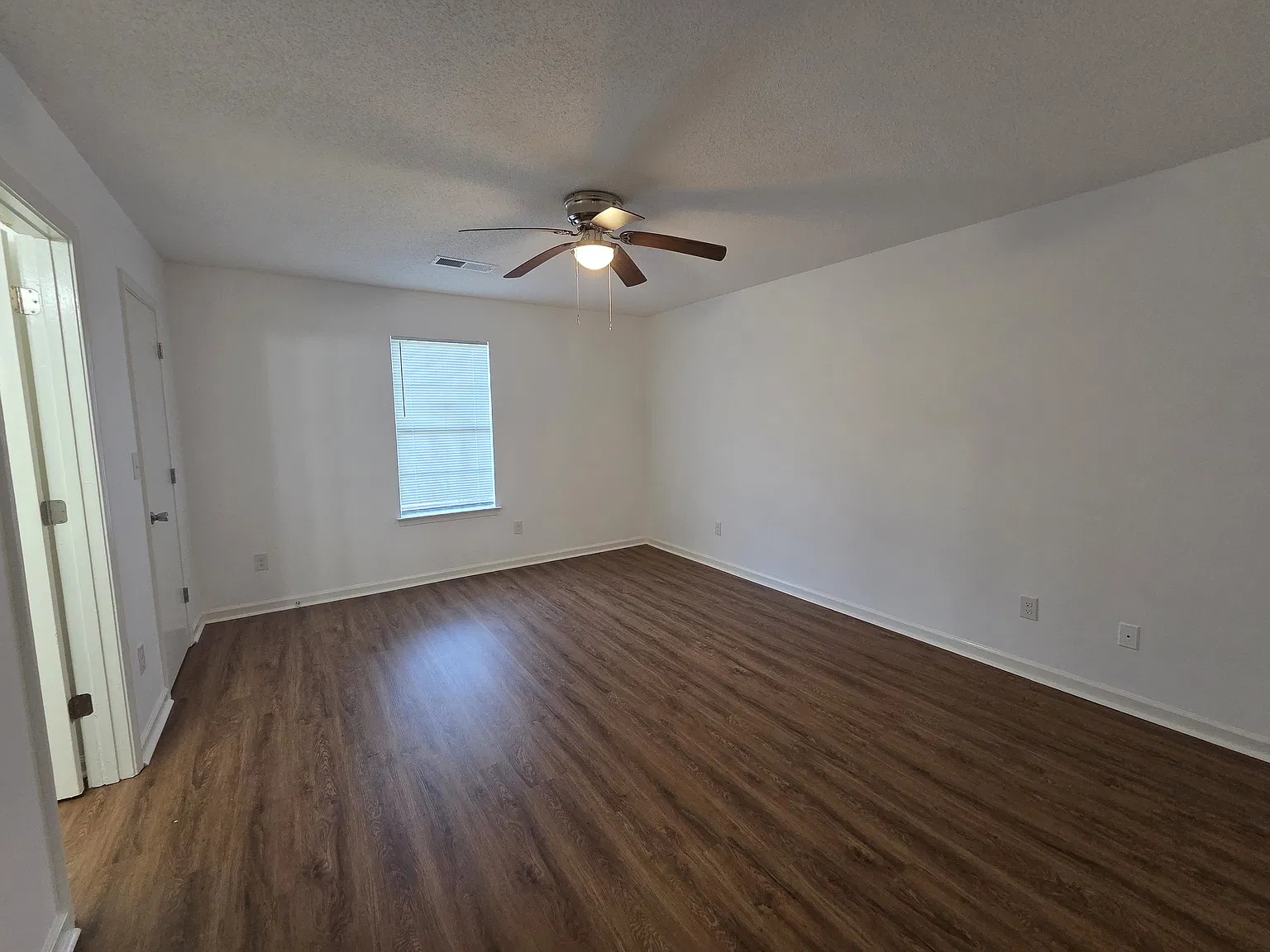 3 bed, 1390 sqft, $1,300 — Photo 3