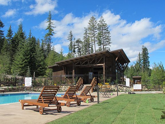 Community Lodge & Pool