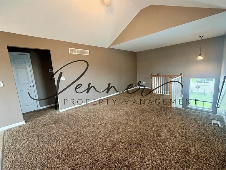 1015 NW Willow Dr — Photo 2