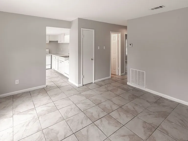 Royal Oaks Apartment Homes — Photo 6