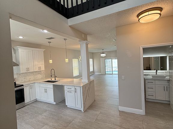 3rd image of 13305 Greenpointe Dr