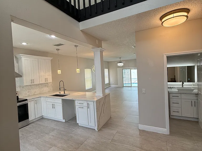 13305 Greenpointe Dr — Photo 3
