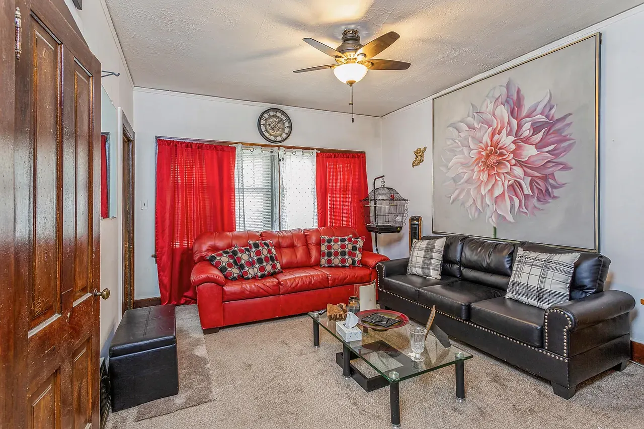 2 bed, 1050 sqft, $1,300 — Photo 1
