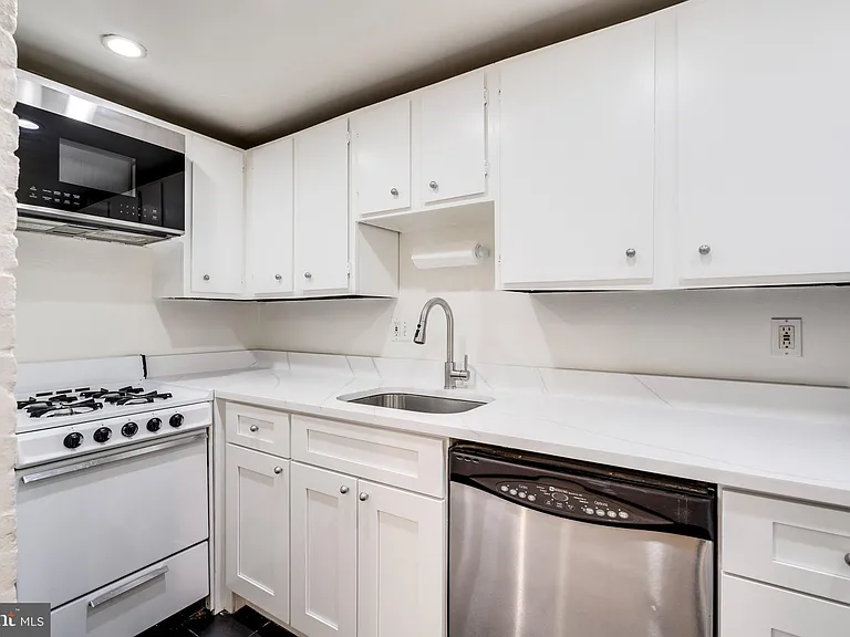 813 Maryland Ave NE — Photo 5