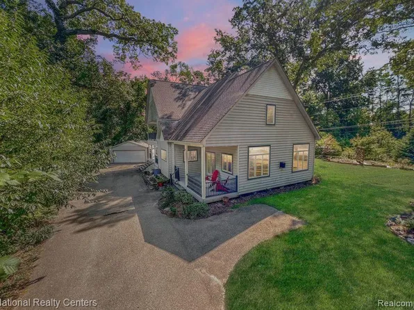 1469 Sugden Lake Rd, White Lake, MI 48386