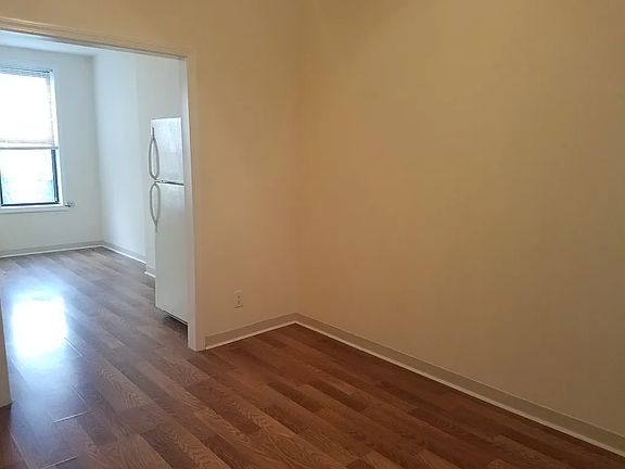 4th image of 1918 Linden St APT 1R