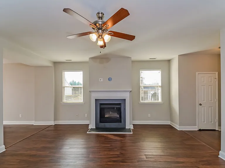 233 Norwich Dr — Photo 3