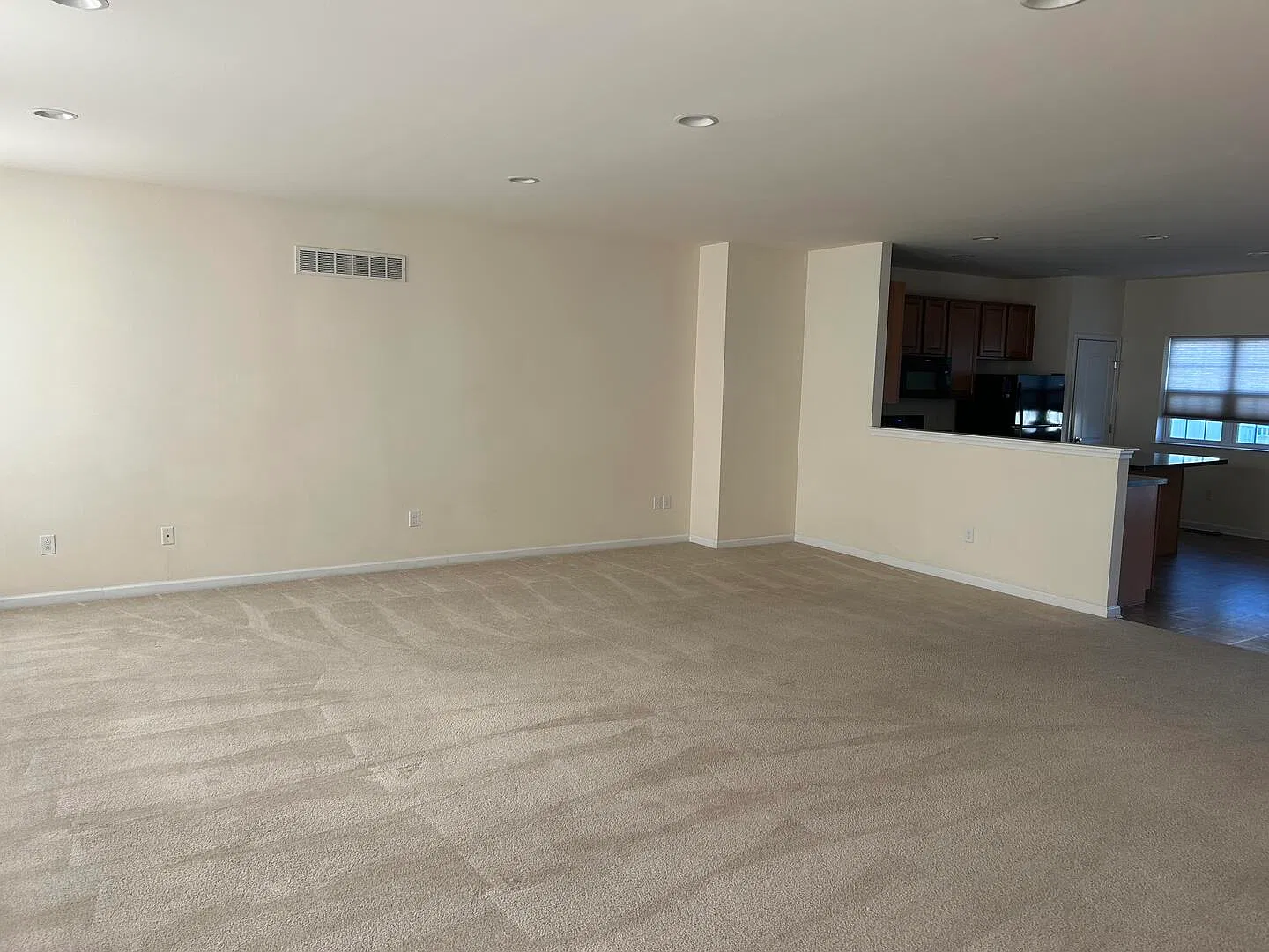 3 bed, 2.5 bath, 2850 sqft, $2,800 — Photo 4