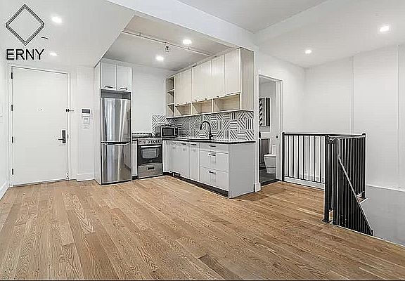 5th image of 319 19th St APT 1