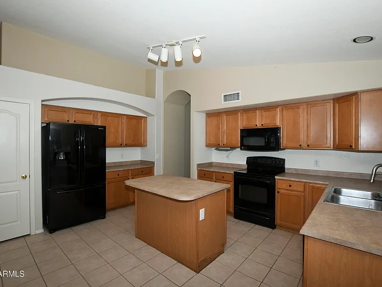 10221 W Daley Ln — Photo 3