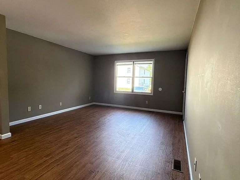 218 Stonewall Ct — Photo 3