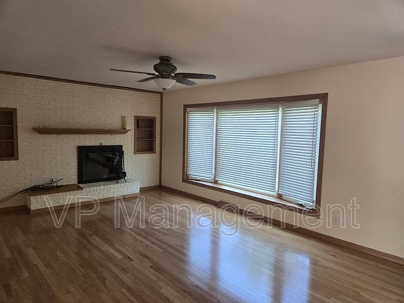 3 bed, 2.0 bath, 1665 sqft, $2,100 — Photo 4
