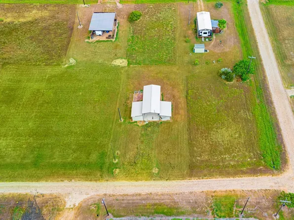 155 Mullet Ln, Palacios, TX 77465