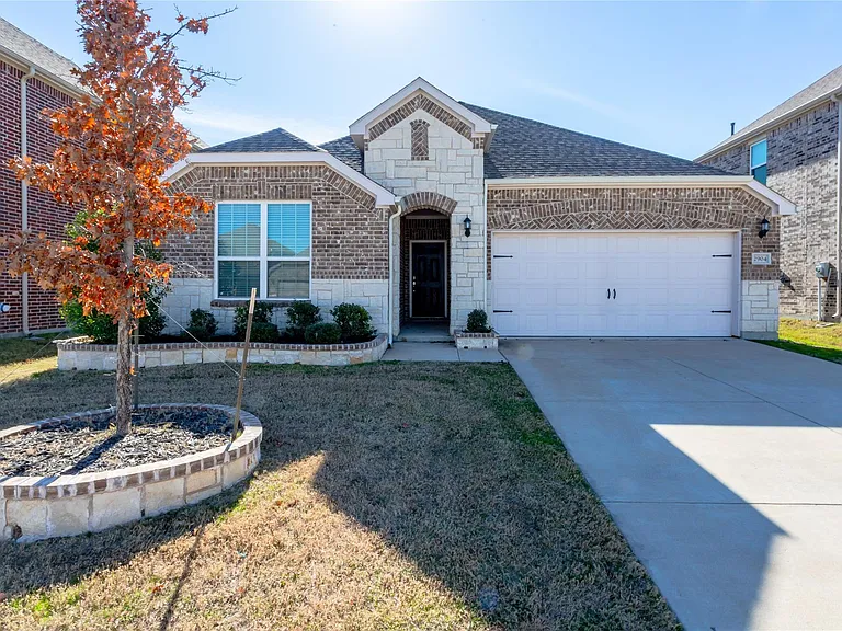 2904 Redbud Ln — Photo 1