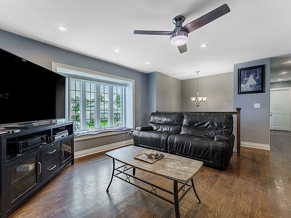 4th image of 346 Eaton Ave