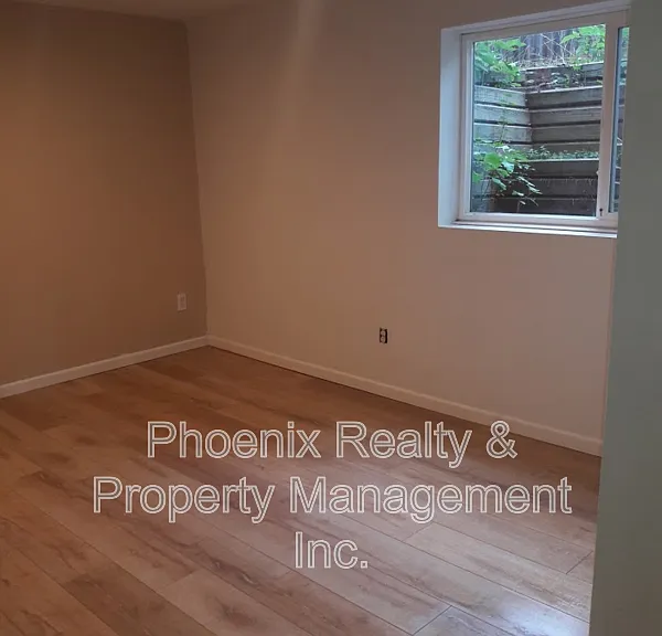919 Clover Cir — Photo 8