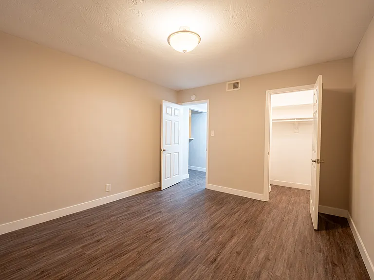 Bellevue Towers Apartments — Photo 21
