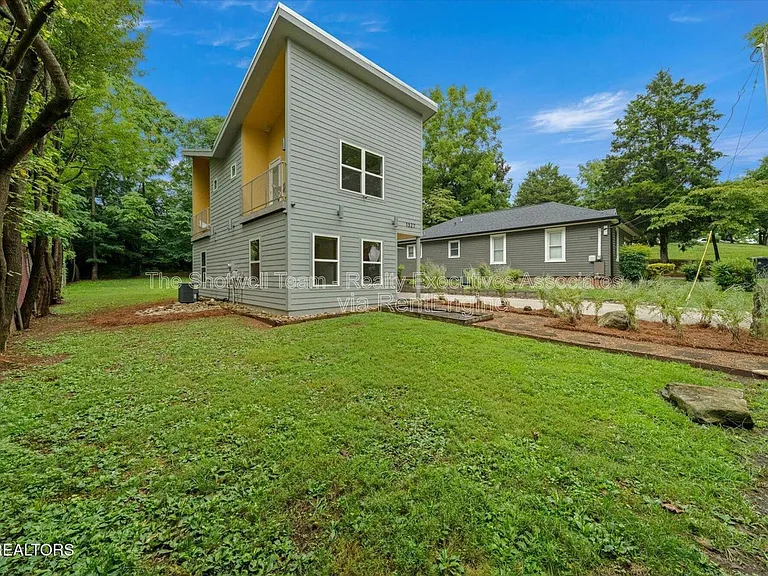 1327 Brown Ave — Photo 2