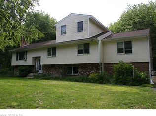 28 Debby Ln, Woodbridge, CT 06525