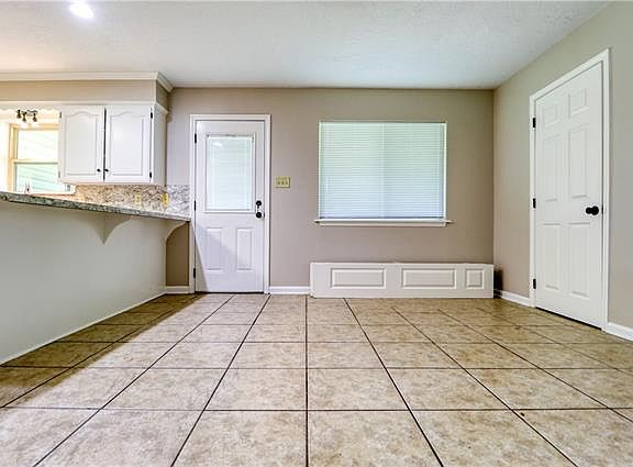 4th image of 617 University Dr