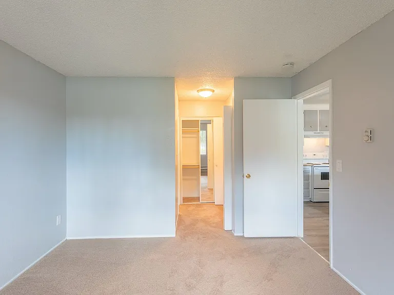Del Coronado Apartments — Photo 15