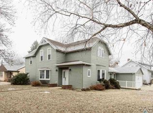 201 E 3rd Ave, Lennox, SD 57039