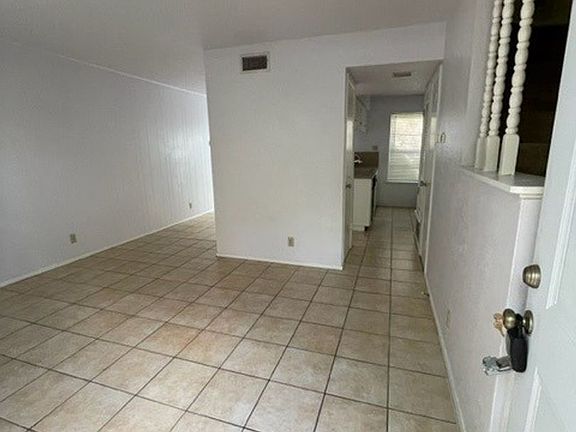 3rd image of 410 Park Ln APT 103