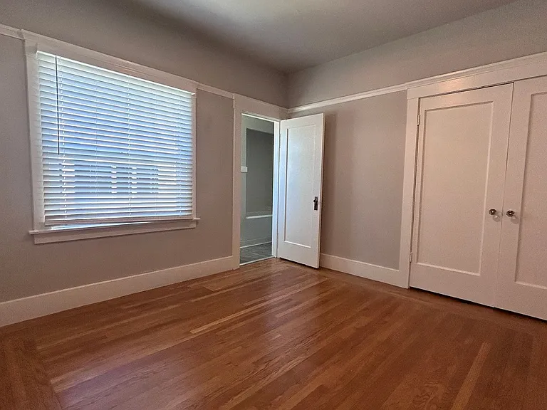 596-582-576-564- E 14th St #&-20 — Photo 7