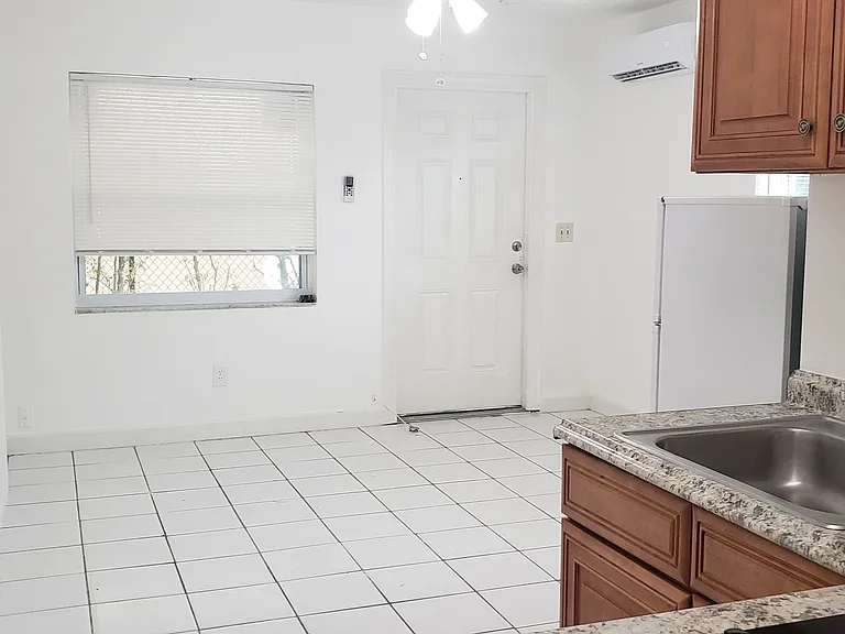 317 SE 10th Ave #4 — Photo 5