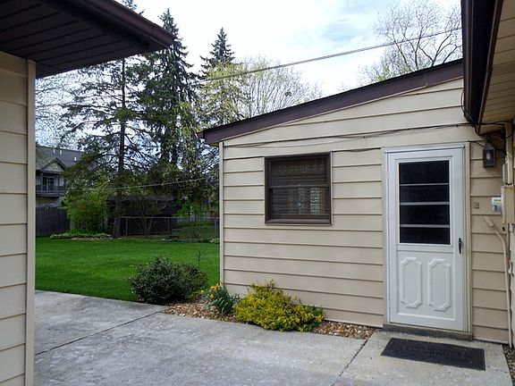 3rd image of 11518 S Neenah Ave