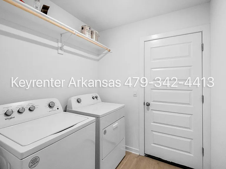 1071 Emerald St — Photo 23