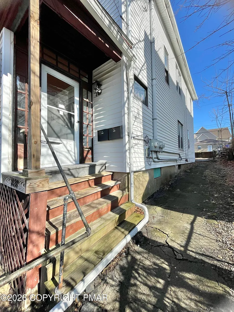 Building Photo - 1028 N Webster Ave #1