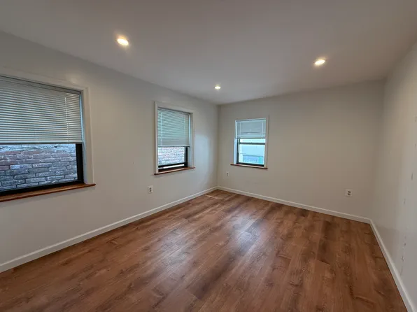131 N 11th St APT 2R, Philadelphia, PA 19107