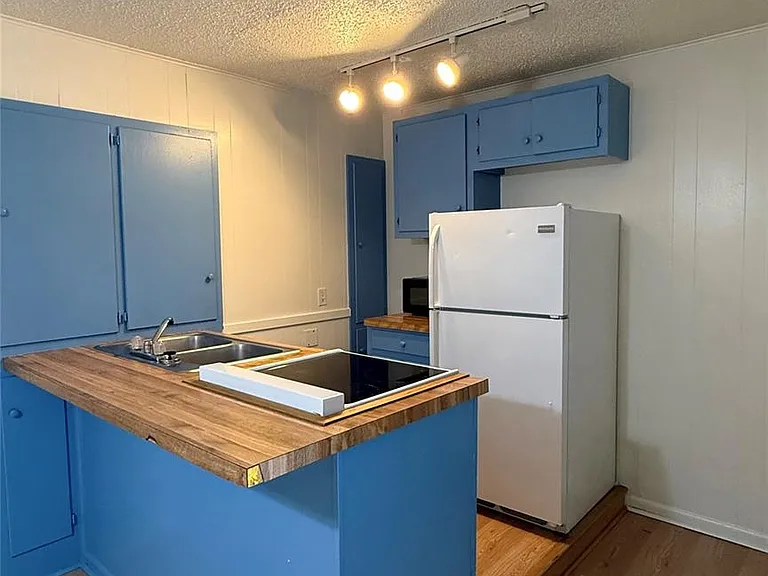 2711 Hemphill Park #A-102 — Photo 3