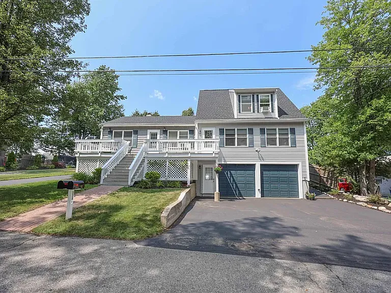 320 Manning St — Photo 1