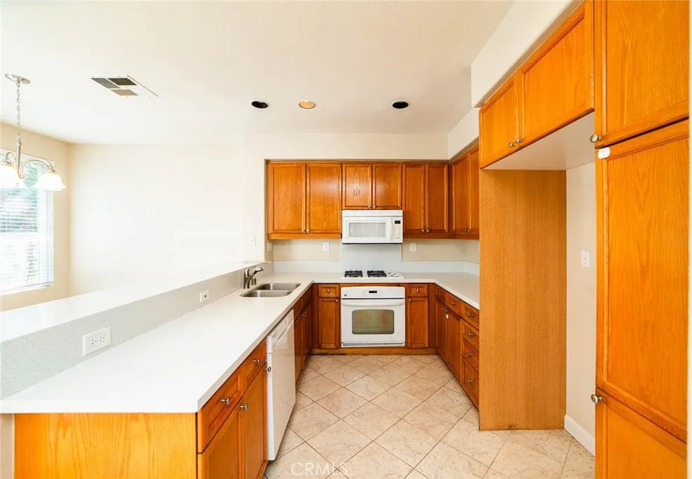 3 bed, 2.5 bath, 1662 sqft, $4,700 — Photo 4