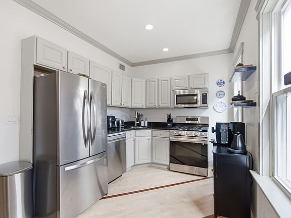 3rd image of 255 Gold St #2