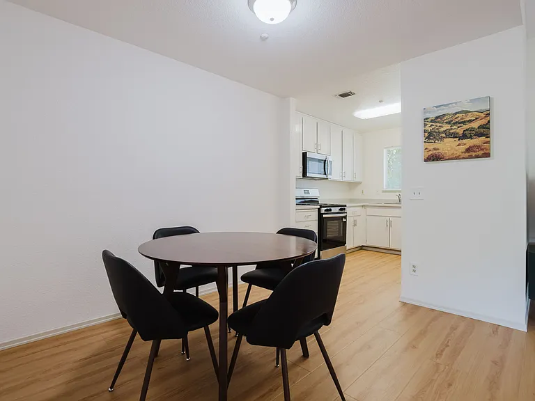 Parkwood Court Apartments — Photo 38