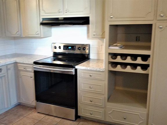 Kitchen - Loads of Storage